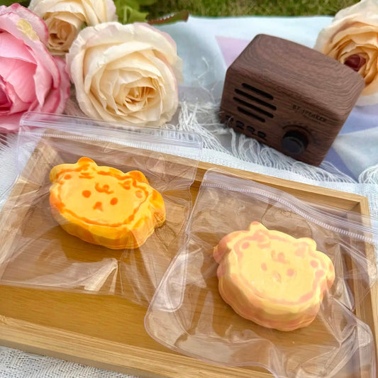 Sweet, soft, and squishy as a lamb! 
 The Original Lamb Cookie Squishy is shaped like a smiling baby sheep and styled to look like a vanilla butter cookie. It’s lightweight, slow-rising, and irresistibly cute—perfect for squeezing stress away or gifting a little joy to someone you love.